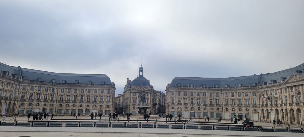 Place de la Bourse à Bordeaux, monument emblématique du centre-ville, desservi par notre service de VTC Bordeaux centre