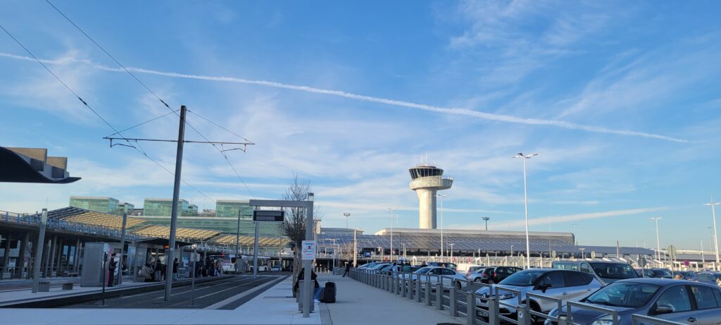 Aéroport de Bordeaux-Mérignac – zone dépose-minute et terminal