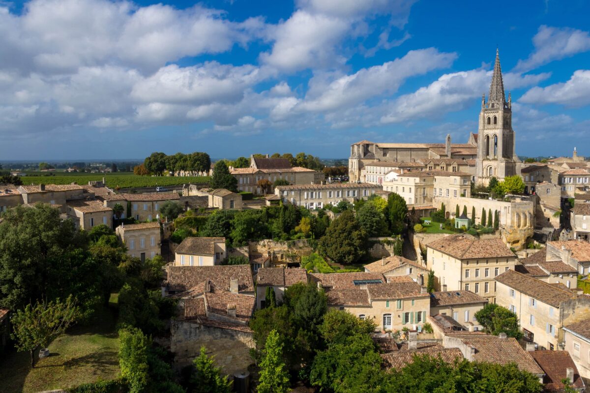 Village de Saint-Émilion et vignobles – service VTC depuis Bordeaux pour visites de châteaux et transport touristique